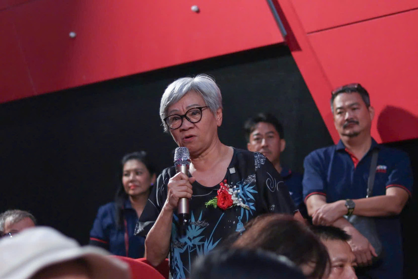 Bà Thế Thanh chia sẻ cảm nghĩ tại buổi chiếu phim. Bà Thế Thanh chia sẻ cảm nghĩ tại buổi chiếu phim.