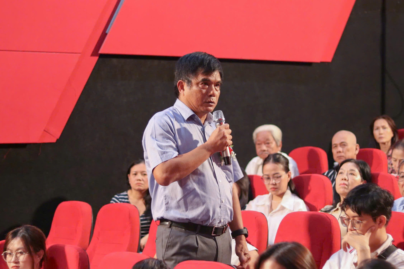 Ông Cao Anh Minh - Tổng Giám đốc Đài Truyền hình TP. HCM (HTV) chia sẻ tại buổi chiếu phim. Ông Cao Anh Minh - Tổng Giám đốc Đài Truyền hình TP. HCM (HTV) chia sẻ tại buổi chiếu phim.