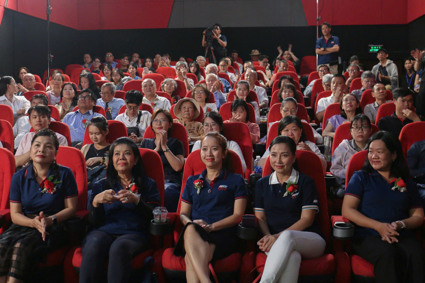 Rất nhiều các bạn trẻ thích thú trải nghiệm xem phim tài liệu. Rất nhiều các bạn trẻ thích thú trải nghiệm xem phim tài liệu.