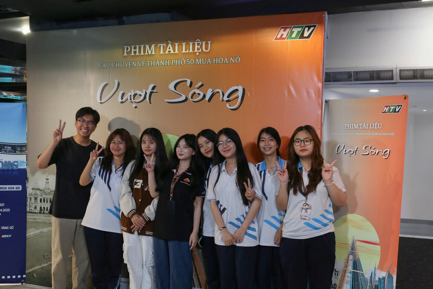 Bạn trẻ check-in tại buổi chiếu phim tài liệu. Bạn trẻ check-in tại buổi chiếu phim tài liệu.