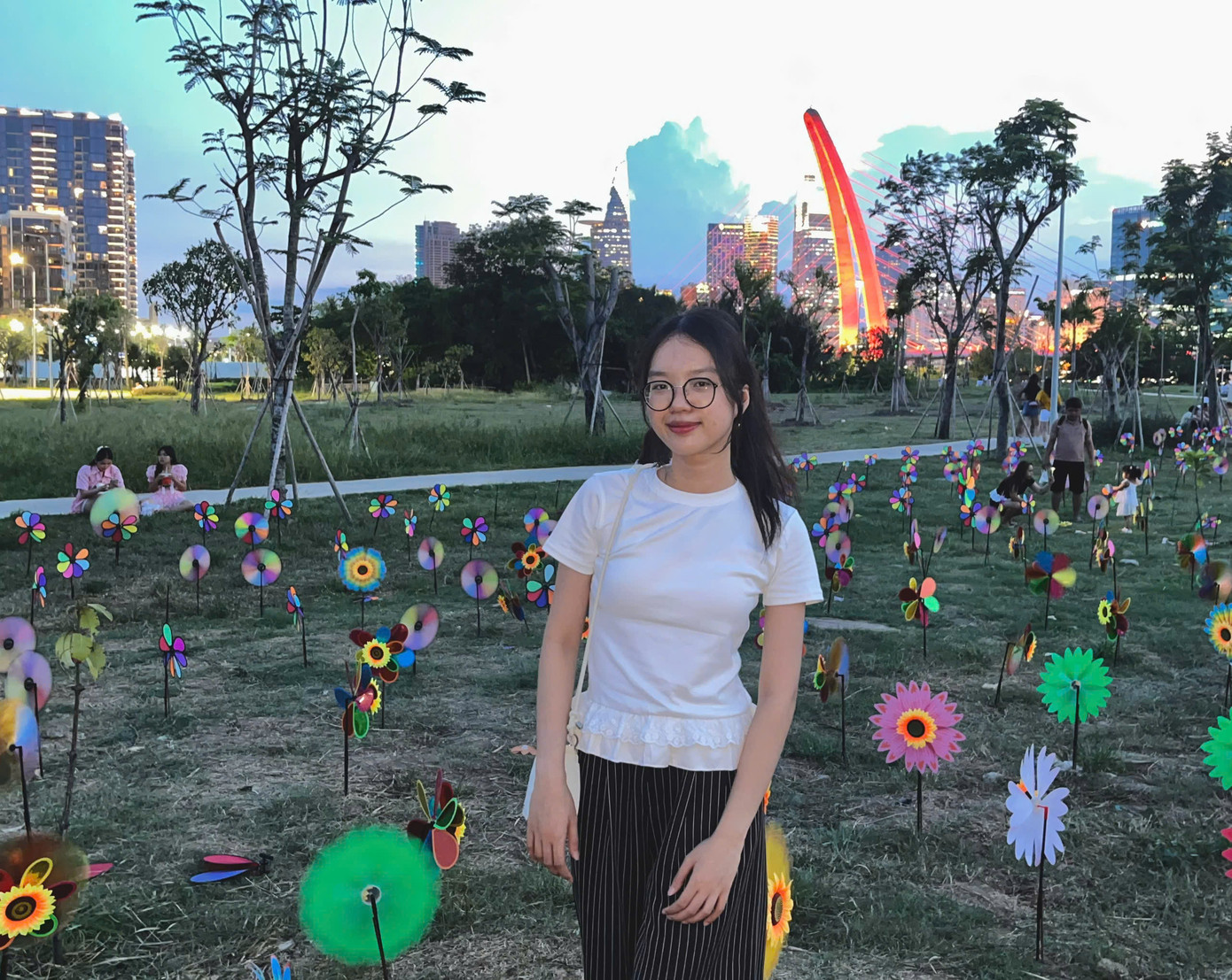 Nguyễn Thị Hiếu Thảo (trường ĐH Ngân hàng TP. HCM) 'check-in' cùng những chiếc chóng chóng đầy màu sắc tại khu vực gần cầu Ba Son. (Ảnh: Mỹ Đình) Nguyễn Thị Hiếu Thảo (trường ĐH Ngân hàng TP. HCM) 'check-in' cùng những chiếc chóng chóng đầy màu sắc tại khu vực gần cầu Ba Son. (Ảnh: Mỹ Đình)