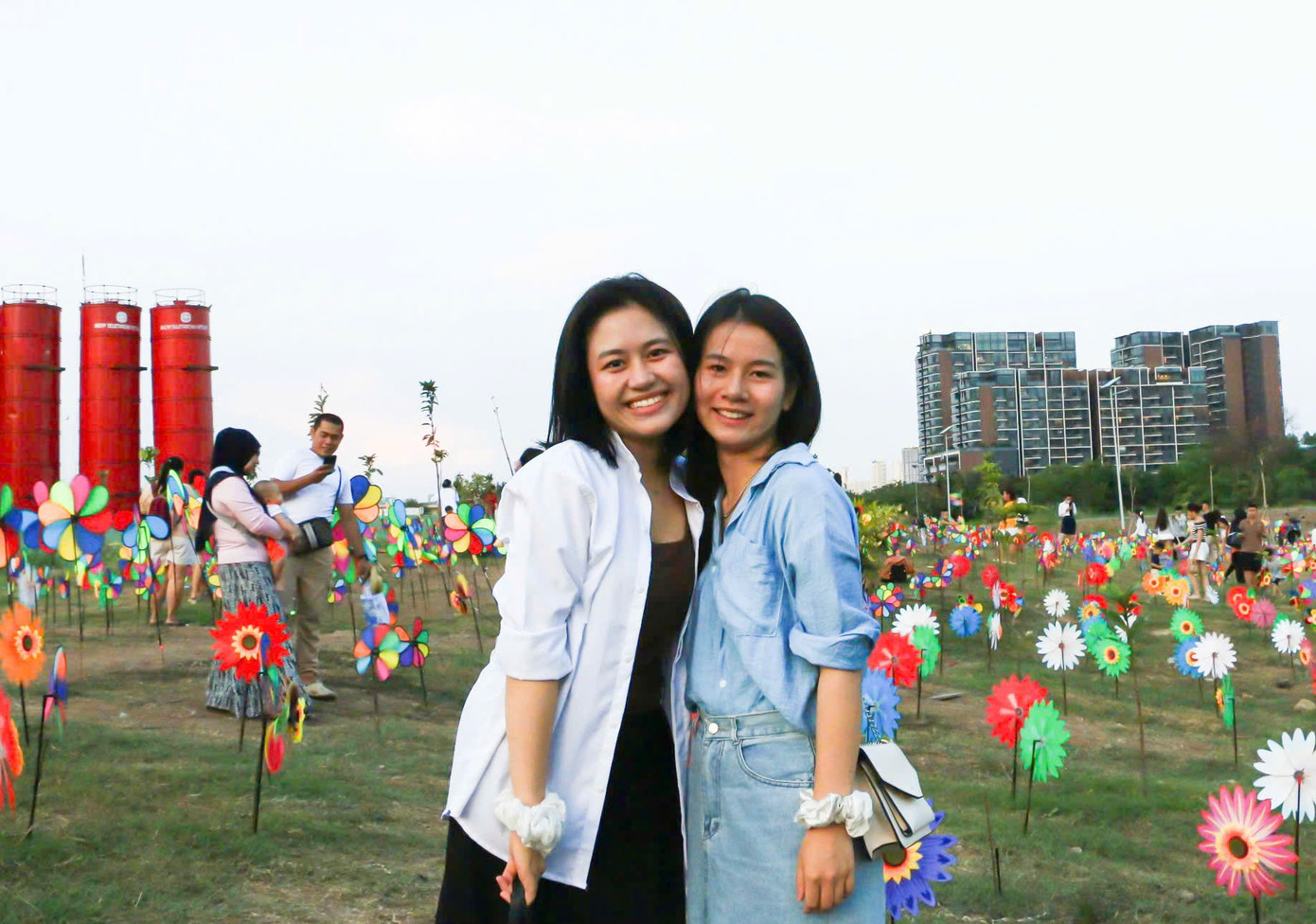 Nguyễn Thị Tâm (trường ĐH Sư phạm Kỹ thuật TP. HCM) cùng chị gái dạo mát và tham quan khung cảnh bắt mắt với những chiếc chong chóng rực rỡ sắc màu tại Công viên Sáng tạo (TP. Thủ Đức). (Ảnh: Mỹ Đình) Nguyễn Thị Tâm (trường ĐH Sư phạm Kỹ thuật TP. HCM) cùng chị gái dạo mát và tham quan khung cảnh bắt mắt với những chiếc chong chóng rực rỡ sắc màu tại Công viên Sáng tạo (TP. Thủ Đức). (Ảnh: Mỹ Đình)