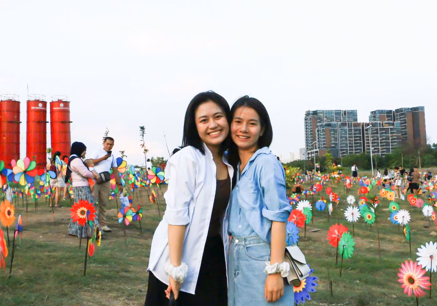 Nguyễn Thị Tâm (trường ĐH Sư phạm Kỹ thuật TP. HCM) cùng chị gái dạo mát và tham quan khung cảnh bắt mắt với những chiếc chong chóng rực rỡ sắc màu tại Công viên Sáng tạo (TP. Thủ Đức). (Ảnh: Mỹ Đình) Nguyễn Thị Tâm (trường ĐH Sư phạm Kỹ thuật TP. HCM) cùng chị gái dạo mát và tham quan khung cảnh bắt mắt với những chiếc chong chóng rực rỡ sắc màu tại Công viên Sáng tạo (TP. Thủ Đức). (Ảnh: Mỹ Đình)
