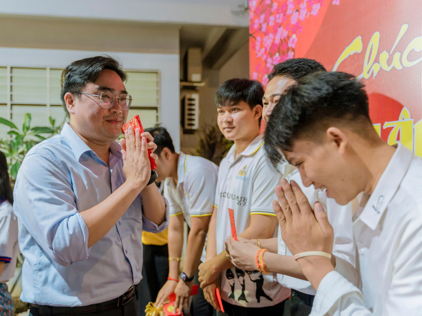 Anh Ngô Minh Hải - Bí thư Thành Đoàn, Chủ tịch Hội LHTN TP. HCM tặng quà Tết cho các bạn sinh viên Lào, Campuchia nhân dịp Tết Ất Tỵ 2025. Anh Ngô Minh Hải - Bí thư Thành Đoàn, Chủ tịch Hội LHTN TP. HCM tặng quà Tết cho các bạn sinh viên Lào, Campuchia nhân dịp Tết Ất Tỵ 2025.