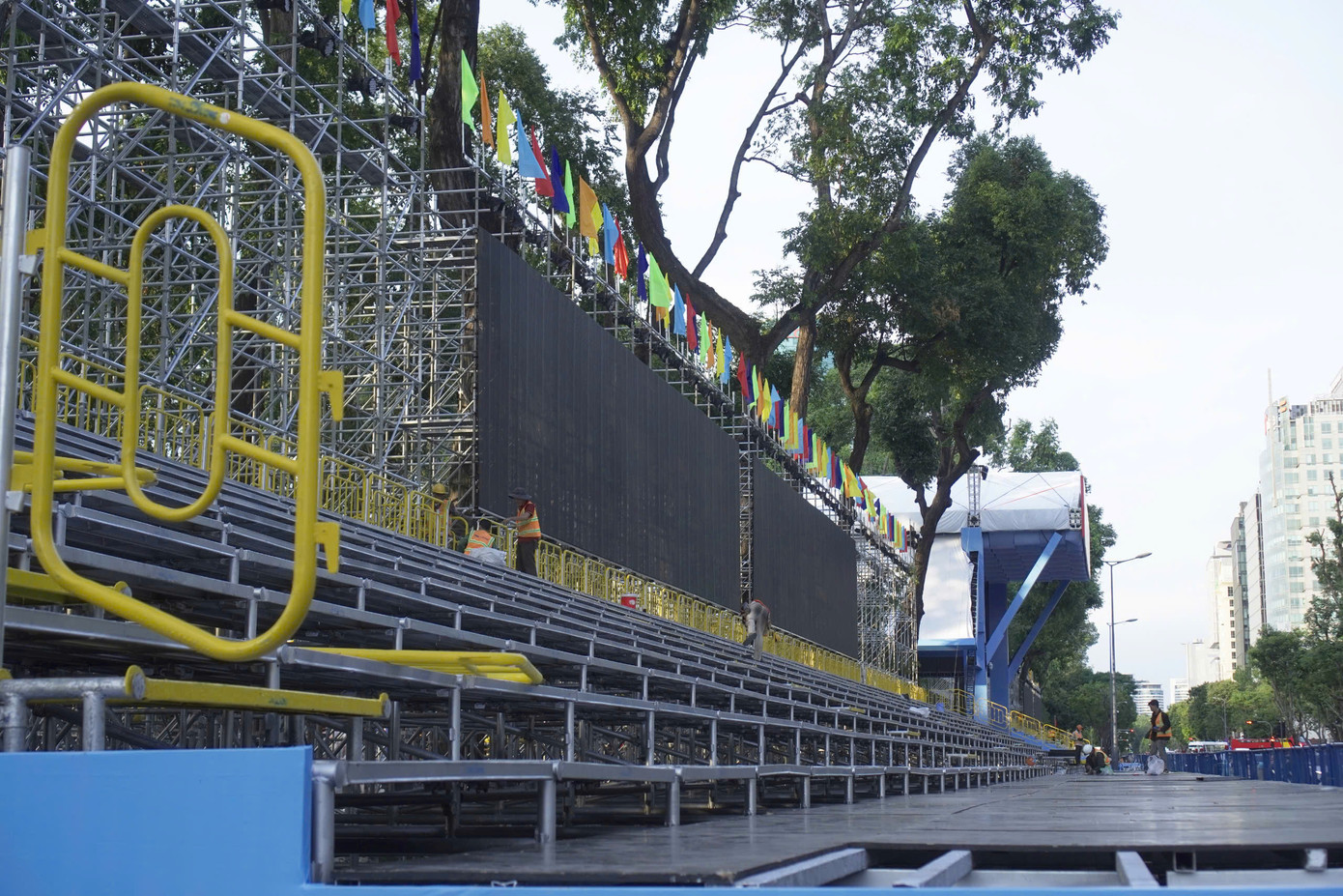 Sân khấu chính trục đường Lê Duẩn (Q. 1) đang trong giai đoạn hoàn thành. Sân khấu chính trục đường Lê Duẩn (Q. 1) đang trong giai đoạn hoàn thành.