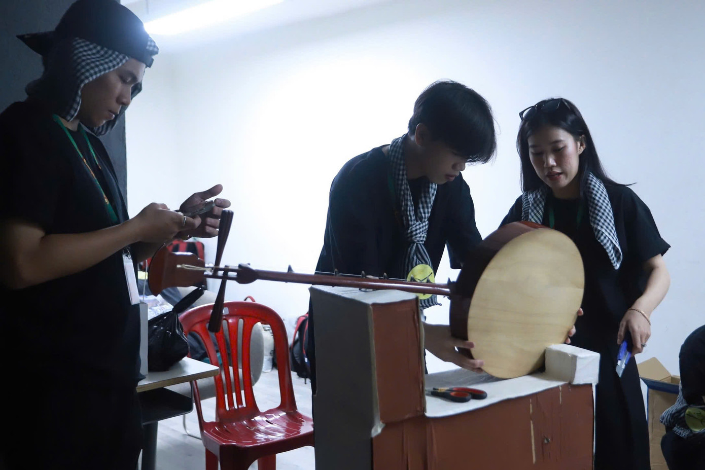 Các bạn sinh viên chuẩn bị cho sự kiện.