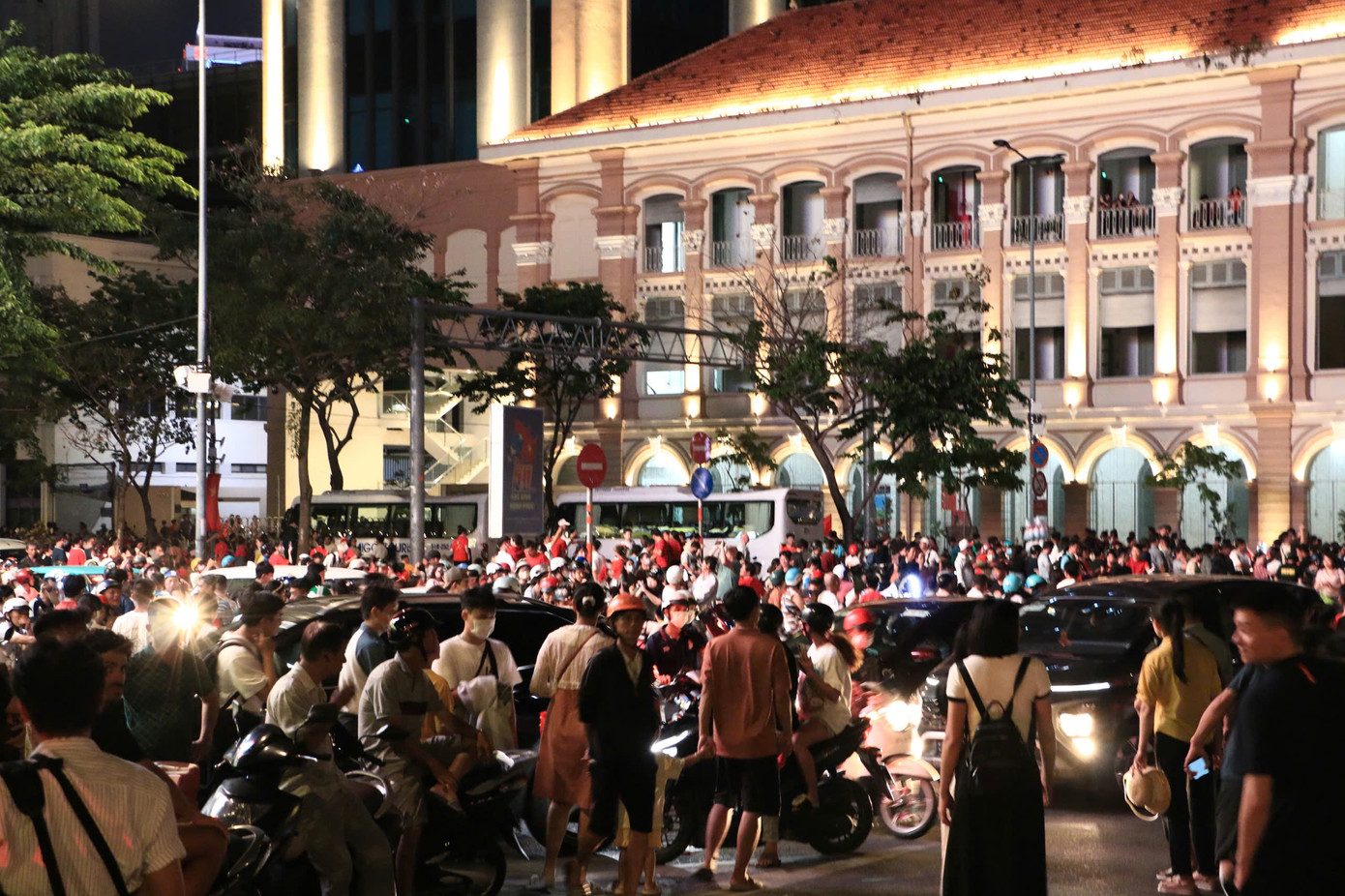 Khu vực đường Hàm Nghi (Q. 1) lúc 11h30 ngày 29/4 có rất đông các bạn trẻ đổ về. Khu vực đường Hàm Nghi (Q. 1) lúc 11h30 ngày 29/4 có rất đông các bạn trẻ đổ về.