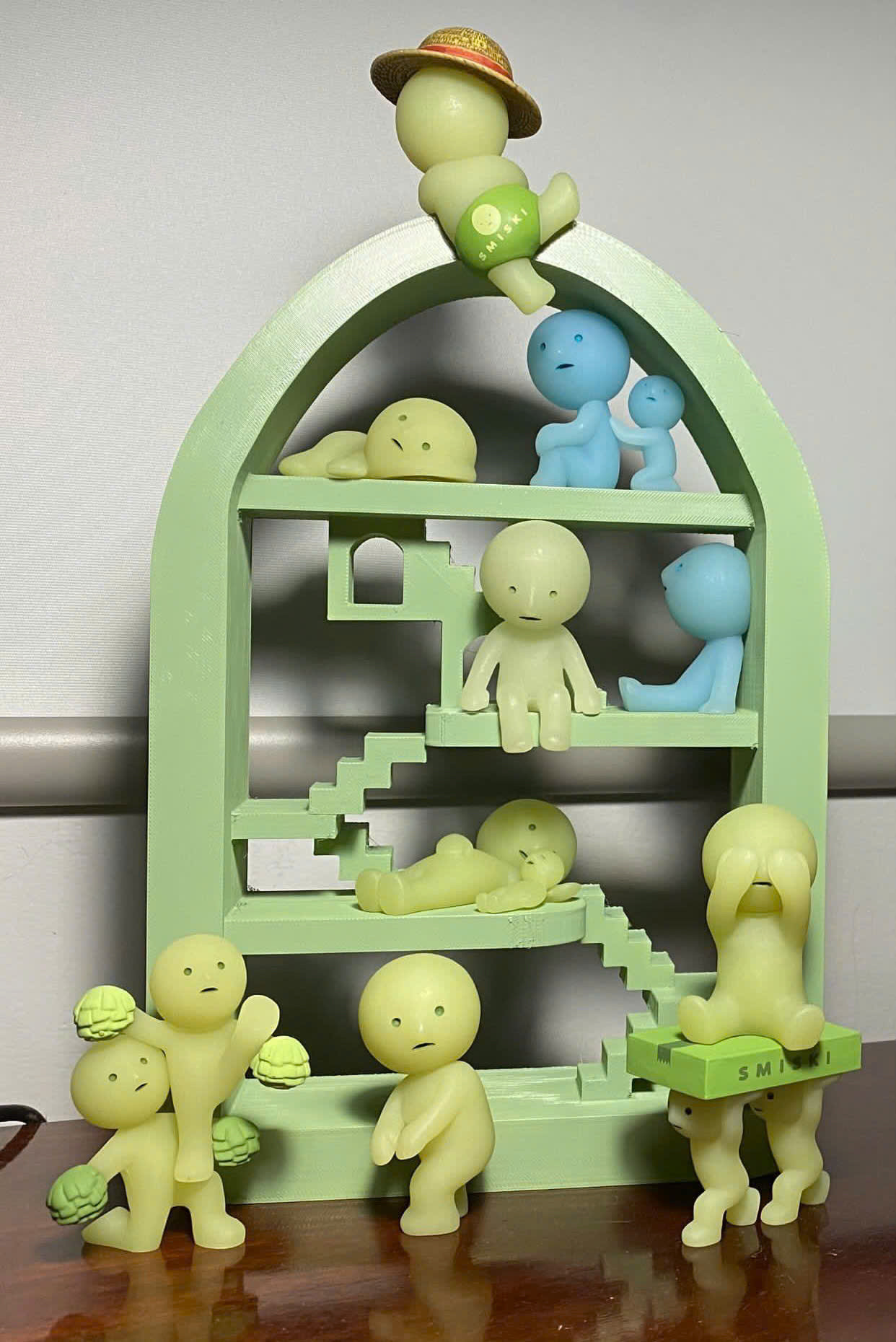 Bộ sưu tập Smiski được Trí Tuệ đặt ở một góc dễ nhìn thấy trong nhà. (Ảnh: NVCC)