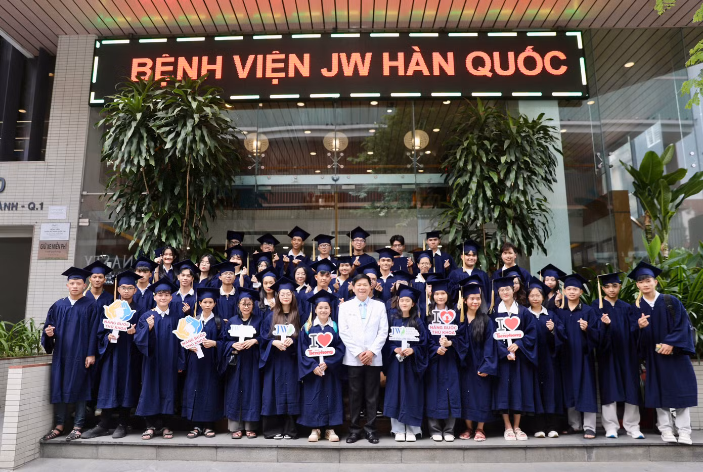 Các bạn thủ khoa chương trình chụp hình cùng TS. BS Nguyễn Phan Tú Dung. (Ảnh: Duy Anh)
