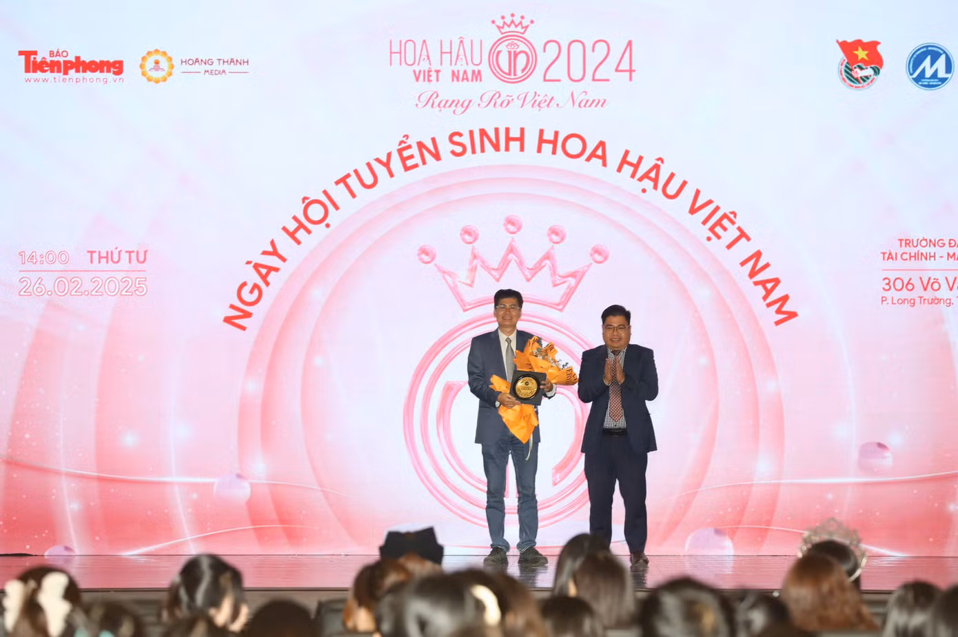 TS Cao Tấn Huy – Phó Hiệu trưởng trường ĐH Tài chính – Marketing (phải) trao hoa cảm ơn Ban tổ chức cuộc thi 'Hoa hậu Việt Nam' 2024. (Ảnh: Duy Anh)