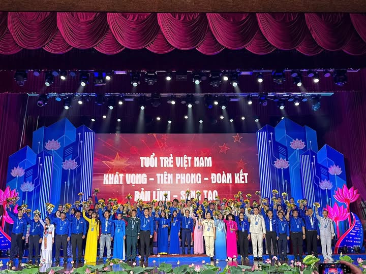 80/444 đại biểu được tuyên dương trên sân khấu tại Lễ tuyên dương 'Thanh niên tiên tiến làm theo lời Bác' toàn quốc, năm 2025. 80/444 đại biểu được tuyên dương trên sân khấu tại Lễ tuyên dương 'Thanh niên tiên tiến làm theo lời Bác' toàn quốc, năm 2025.