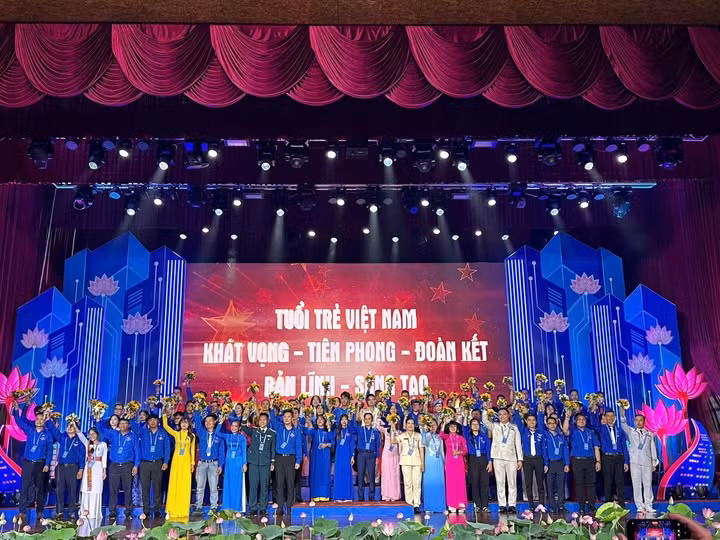 80/444 đại biểu được tuyên dương trên sân khấu tại Lễ tuyên dương 'Thanh niên tiên tiến làm theo lời Bác' toàn quốc, năm 2025.