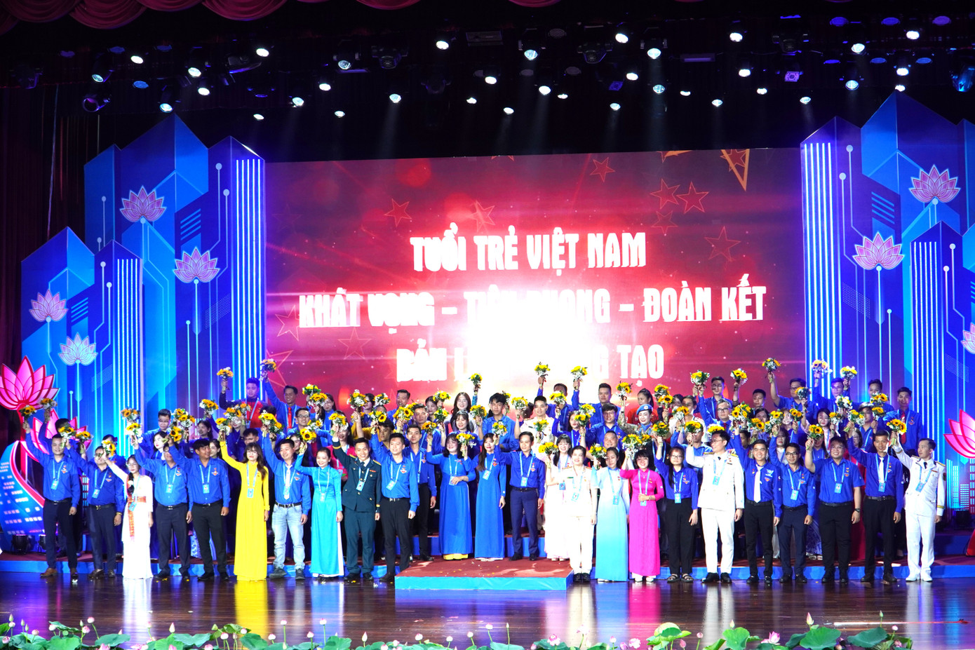 80/444 đại biểu được tuyên dương trực tiếp tại chương trình. 80/444 đại biểu được tuyên dương trực tiếp tại chương trình.