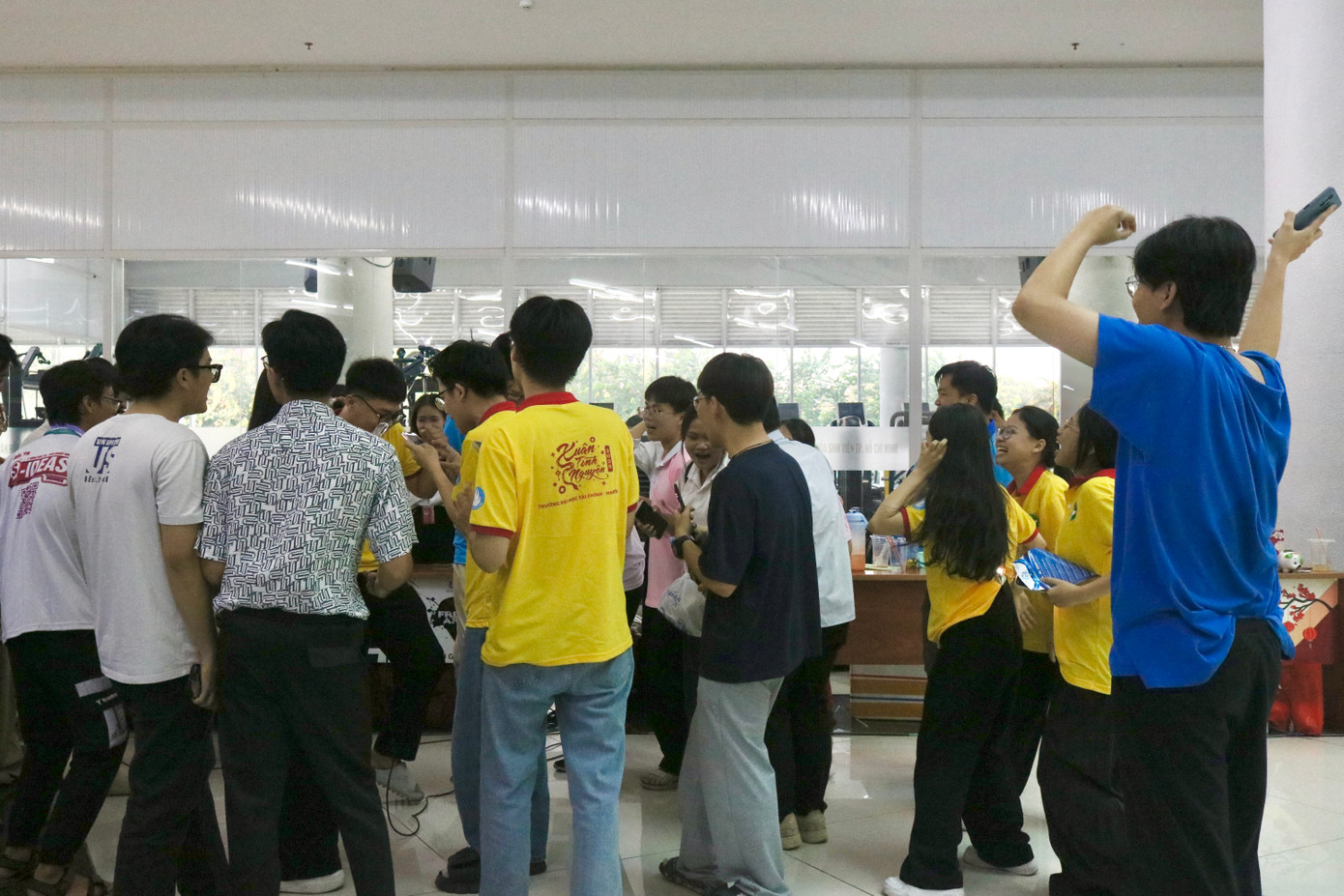 Với sự tham gia của 32 câu lạc bộ - đội - nhóm và 13 gian hàng triển lãm của sinh viên, Ngày hội được bao trùm bởi bầu không trí tươi trẻ của đông đảo sinh viên toàn thành.