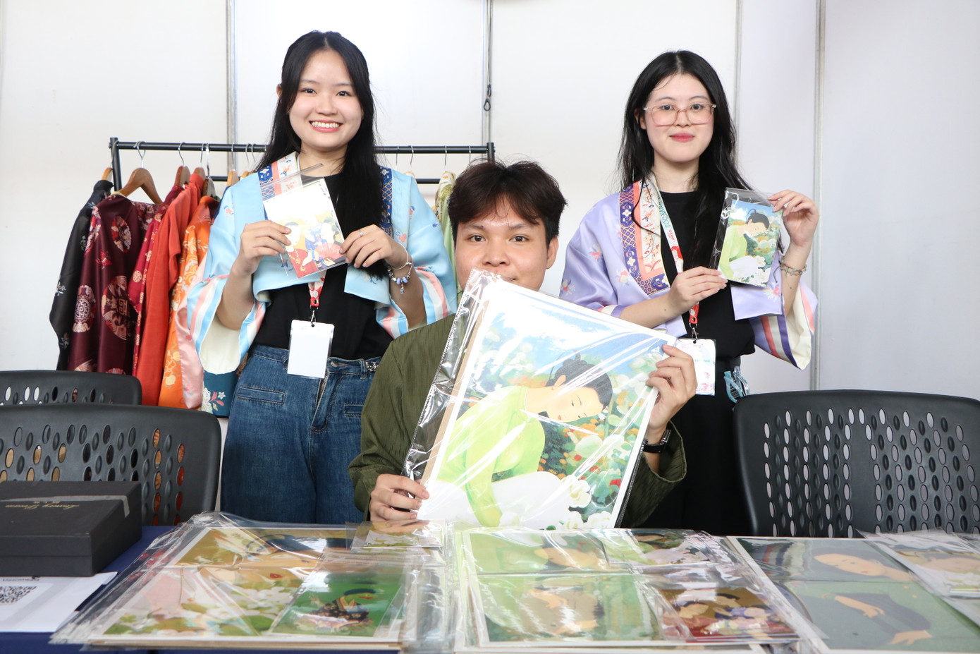 Nhằm giúp ngày hội diễn ra suôn sẻ, các bạn tình nguyện viên cũng hỗ trợ nhiệt tình người đến tham quan. Nhằm giúp ngày hội diễn ra suôn sẻ, các bạn tình nguyện viên cũng hỗ trợ nhiệt tình người đến tham quan.