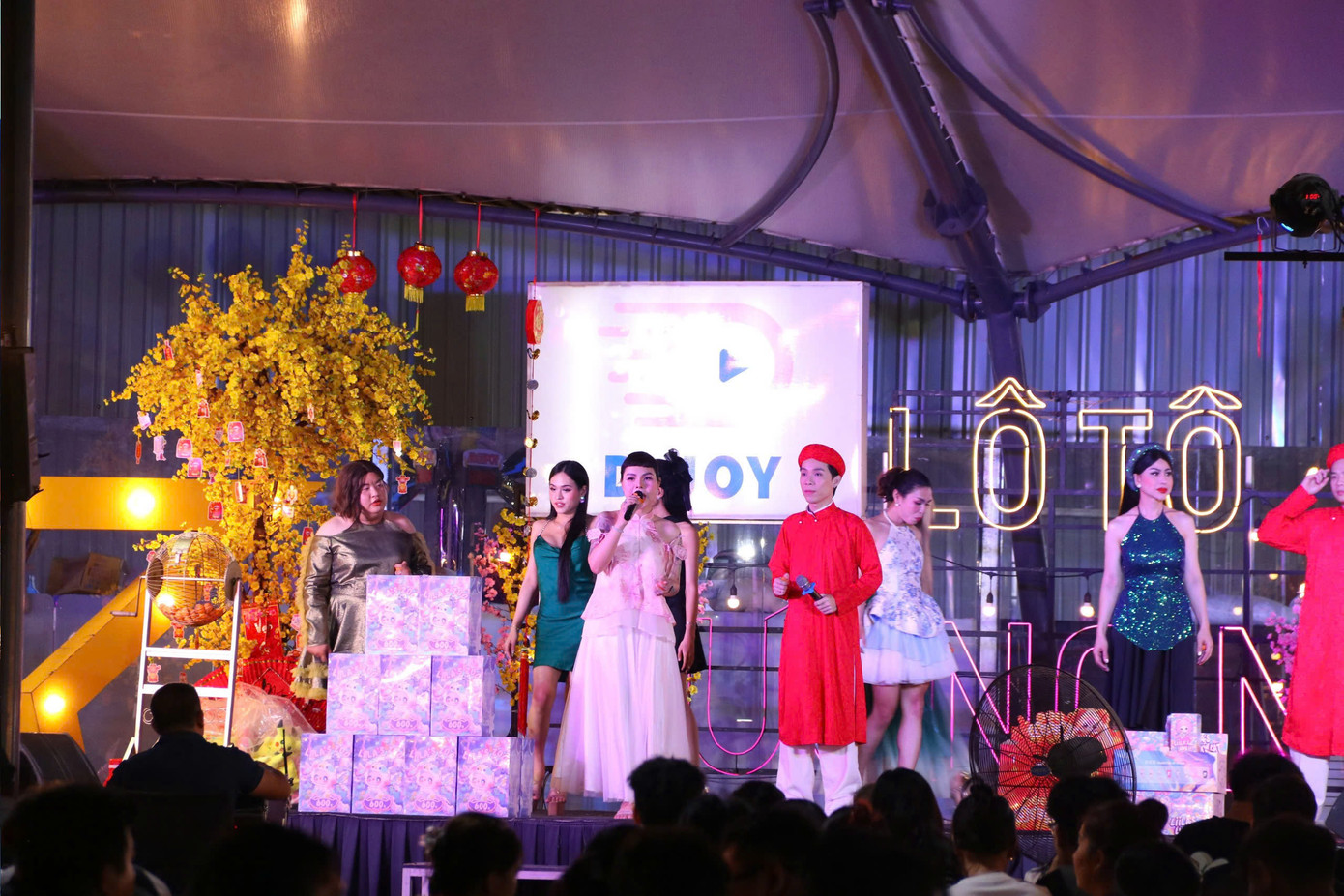 Ngoài ra, còn có chương trình biểu diễn Lô tô của Gánh hát Lô tô Hương Nam.