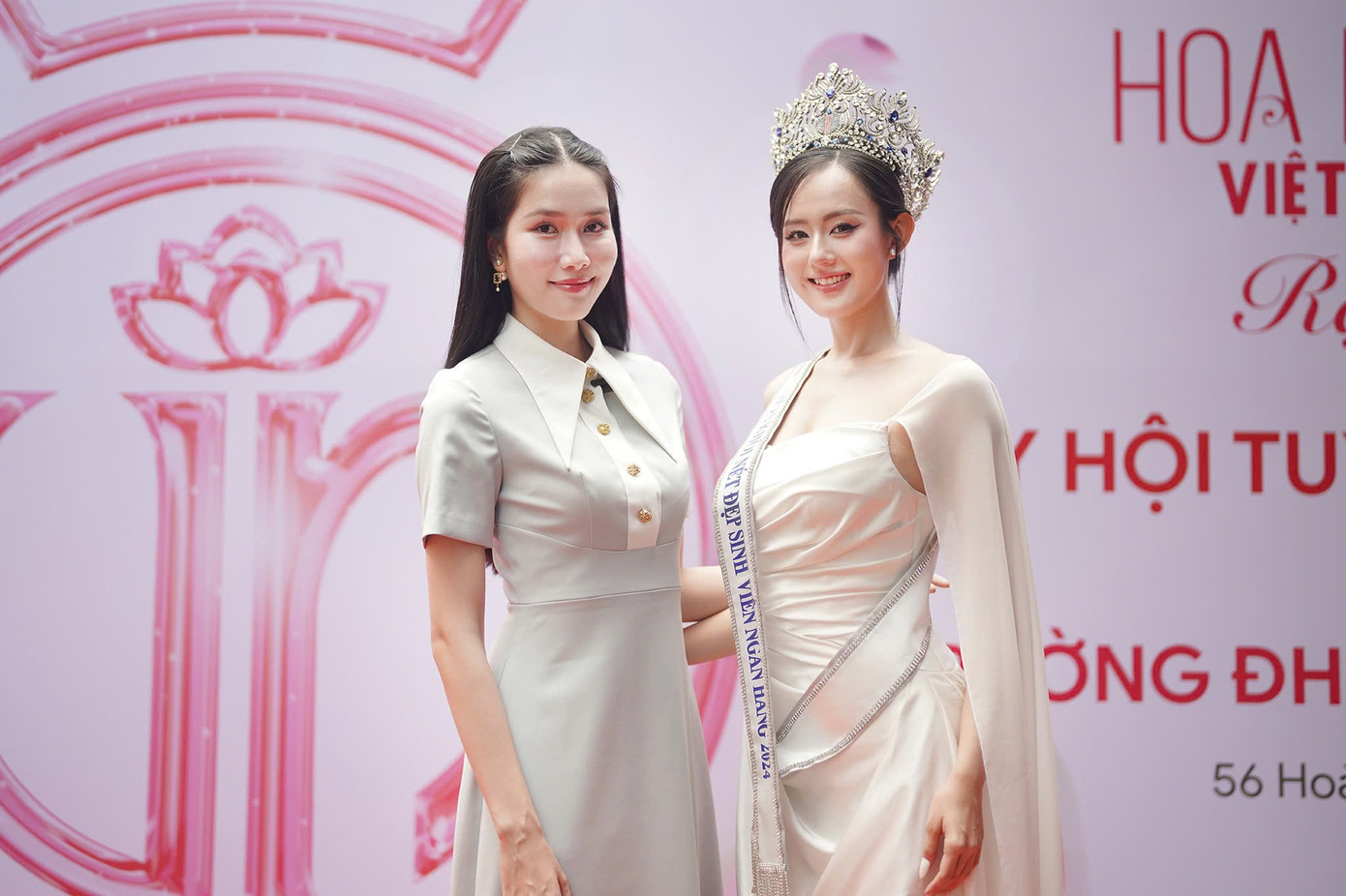 Hoa khôi Võ Anh Thư hào hứng tham gia Ngày hội tuyển sinh &apos;Hoa hậu Việt Nam&apos; 2024, diễn ra tại trường ĐH Ngân hàng TP. HCM. Cô mong muốn ngôi vị cao nhất của cuộc thi năm nay sẽ gọi tên một trong những nữ sinh của trường ĐH Ngân hàng TP. HCM. Trong ảnh, Hoa khôi Anh Thư chụp với Á hậu Phương Anh (bến trái).