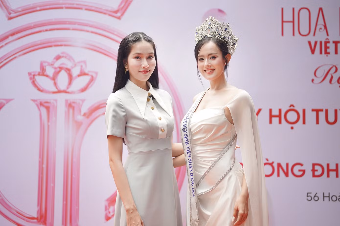 Hoa khôi Võ Anh Thư hào hứng tham gia Ngày hội tuyển sinh 'Hoa hậu Việt Nam' 2024, diễn ra tại trường ĐH Ngân hàng TP. HCM. Cô mong muốn ngôi vị cao nhất của cuộc thi năm nay sẽ gọi tên một trong những nữ sinh của trường ĐH Ngân hàng TP. HCM. Trong ảnh, Hoa khôi Anh Thư chụp với Á hậu Phương Anh (bến trái).