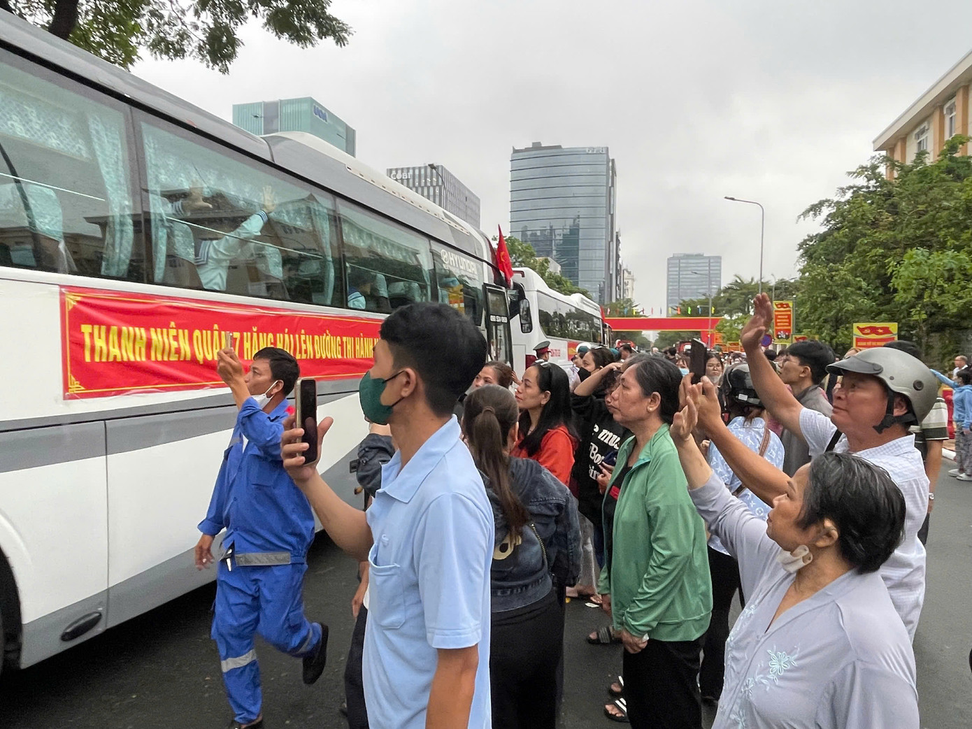Người nhà lưu luyến đưa chân các công dân trẻ lên đường nhập ngũ.