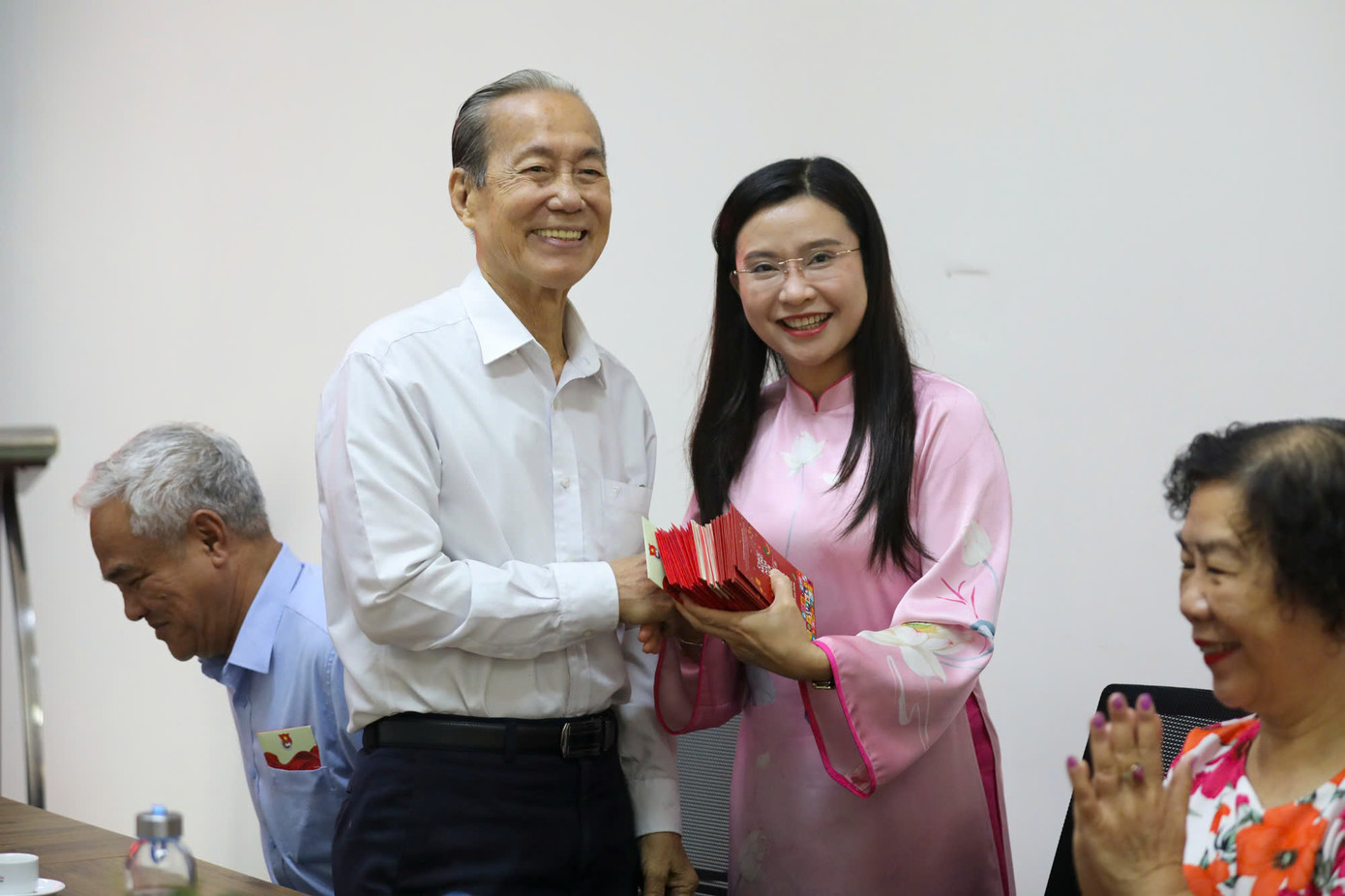 Chị Nguyễn Phạm Duy Trang - Bí thư T.Ư Đoàn mừng tuổi đầu Xuân cho cựu cán bộ Đoàn qua các thời kỳ. (Ảnh: Duy Anh)