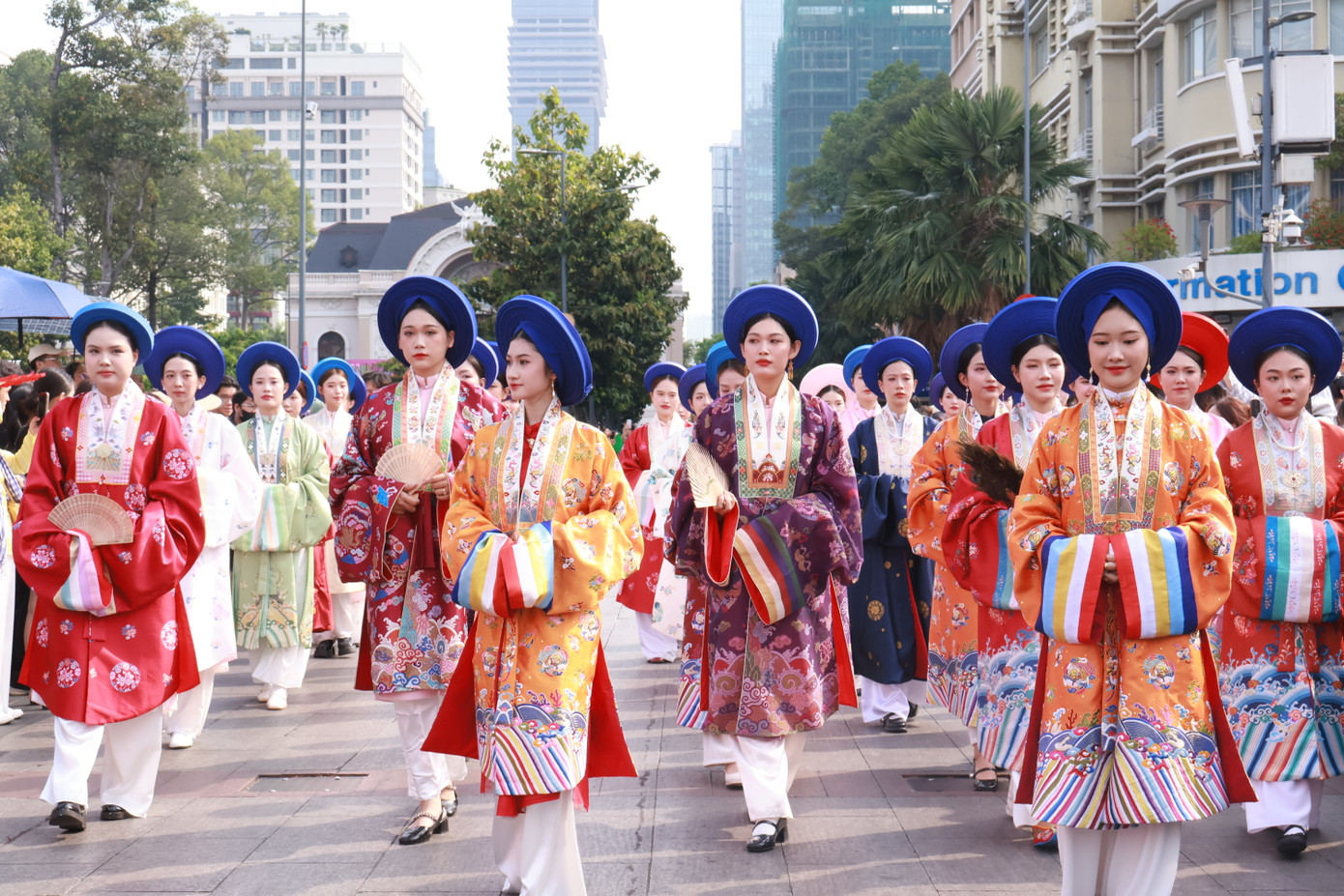 Đoàn diễu hành nghi lễ Cung đình Huế xưa. (Ảnh: Phương Tâm)