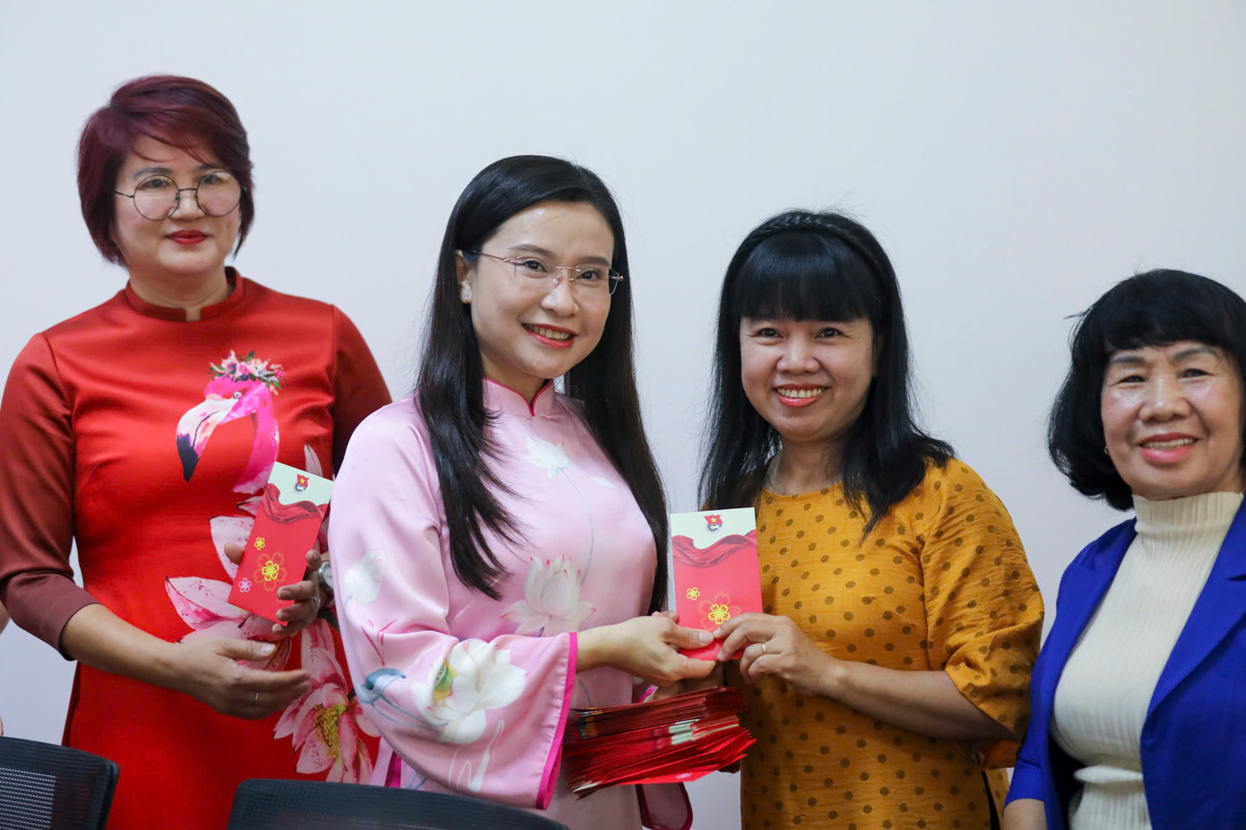 Chị Nguyễn Phạm Duy Trang - Bí thư T.Ư Đoàn (thứ hai, từ phải sang) mừng tuổi đầu Xuân cho lãnh đạo các đơn vị phía Nam. (Ảnh: Duy Anh)