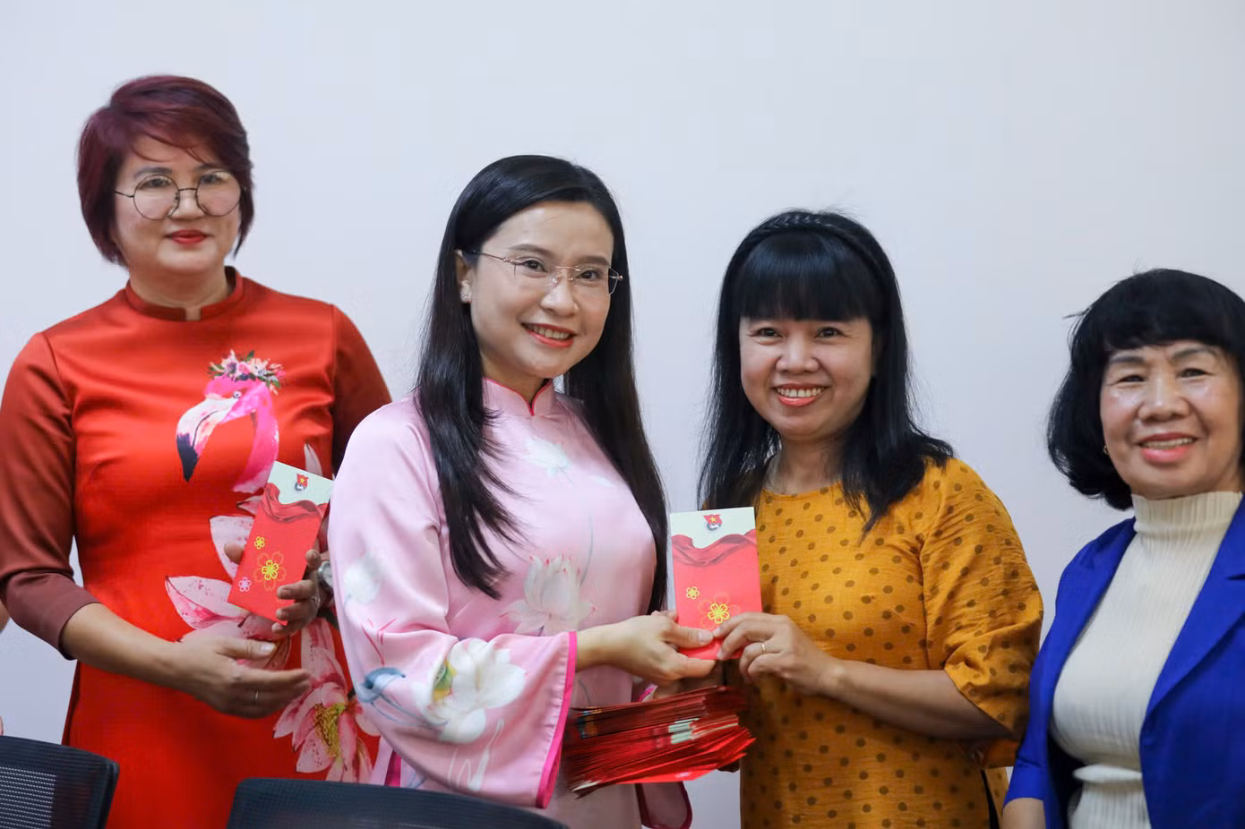 Chị Nguyễn Phạm Duy Trang - Bí thư T.Ư Đoàn (thứ hai, từ phải sang) mừng tuổi đầu Xuân cho lãnh đạo các đơn vị phía Nam. (Ảnh: Duy Anh)