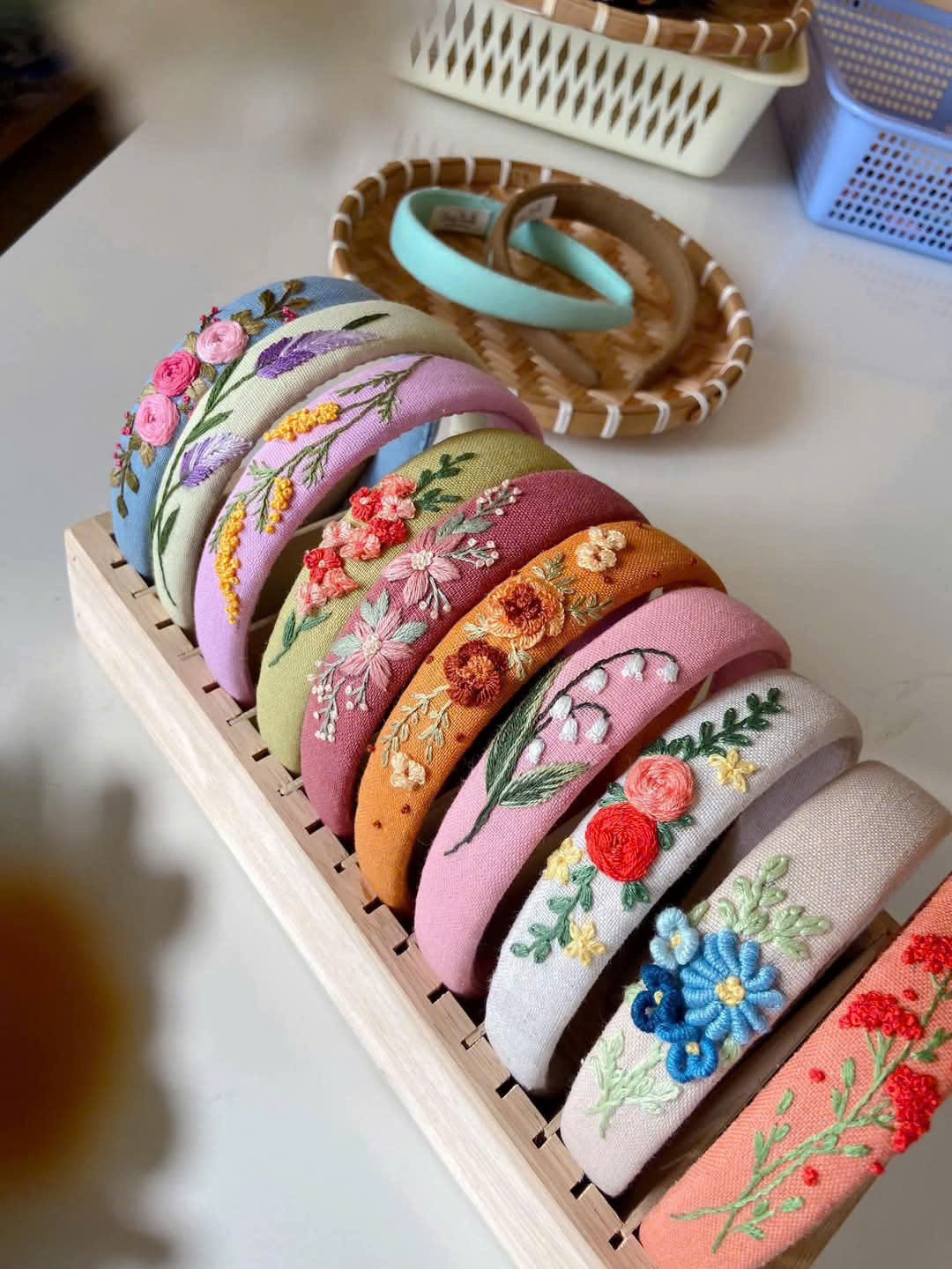 Những chiếc băng đô thêu hoa, bánh quy tự làm... là sự lựa chọn hoàn hảo. Những chiếc băng đô thêu hoa, bánh quy tự làm... là sự lựa chọn hoàn hảo.