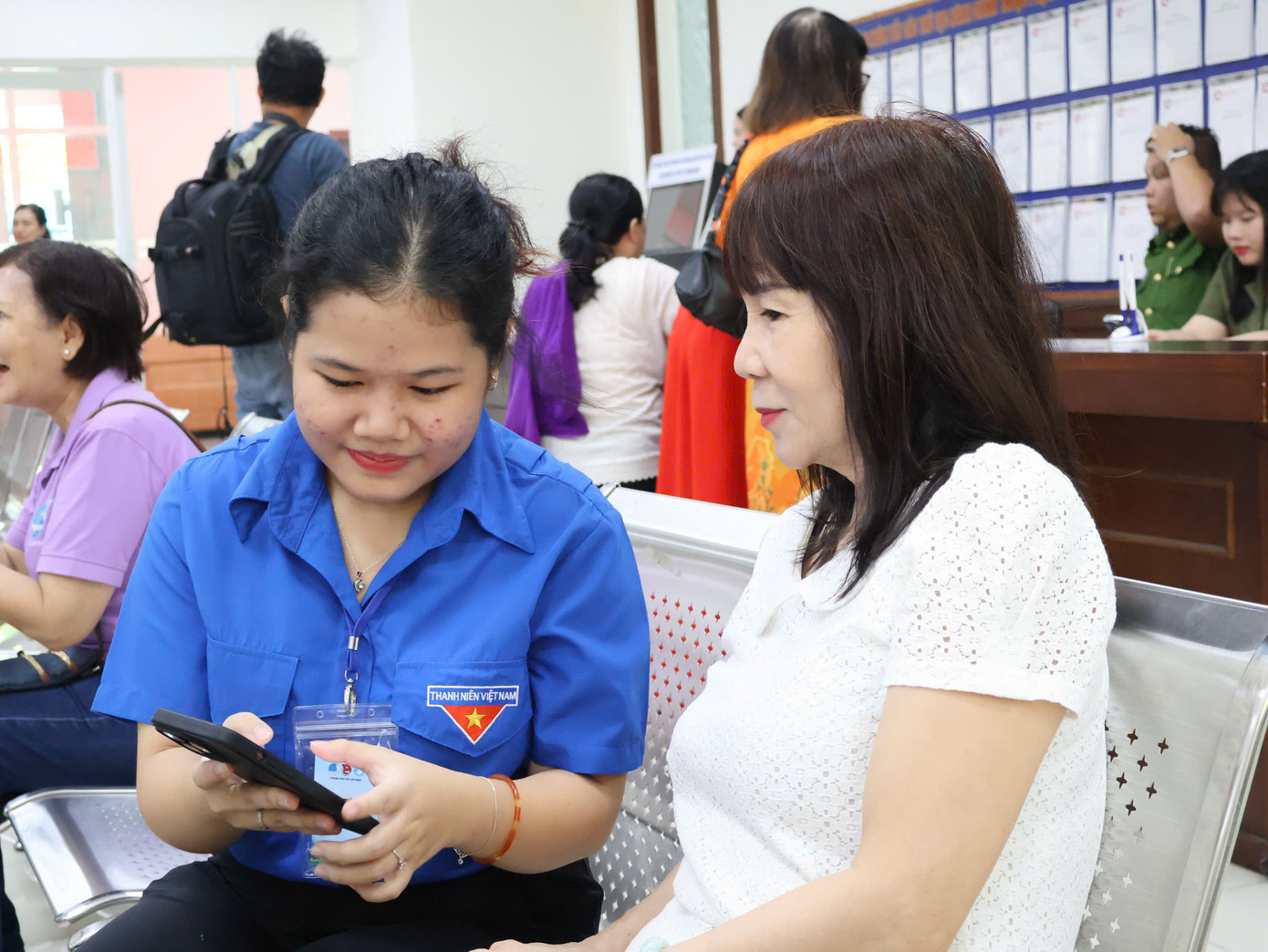 Sinh viên tình nguyện TP. HCM hỗ trợ người dân làm thủ tục tại cơ sở.