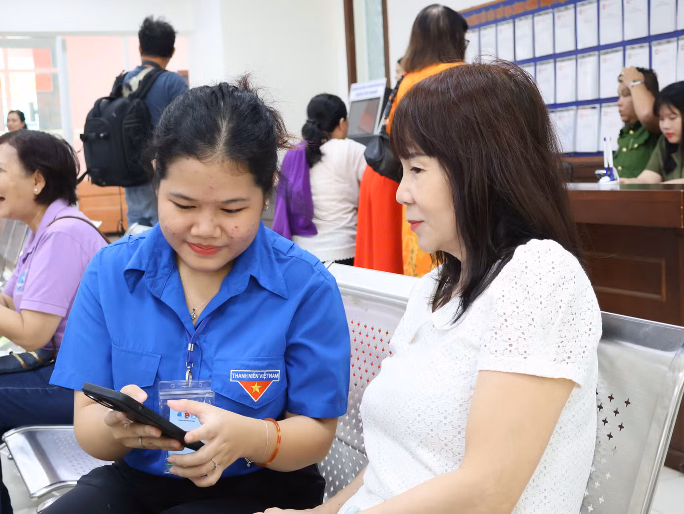 Sinh viên tình nguyện TP. HCM hỗ trợ người dân làm thủ tục tại cơ sở.