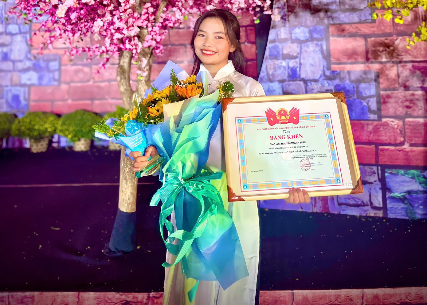 Trúc nhận được nhiều bằng khen trong suốt những năm trên giảng đường. Trúc nhận được nhiều bằng khen trong suốt những năm trên giảng đường.