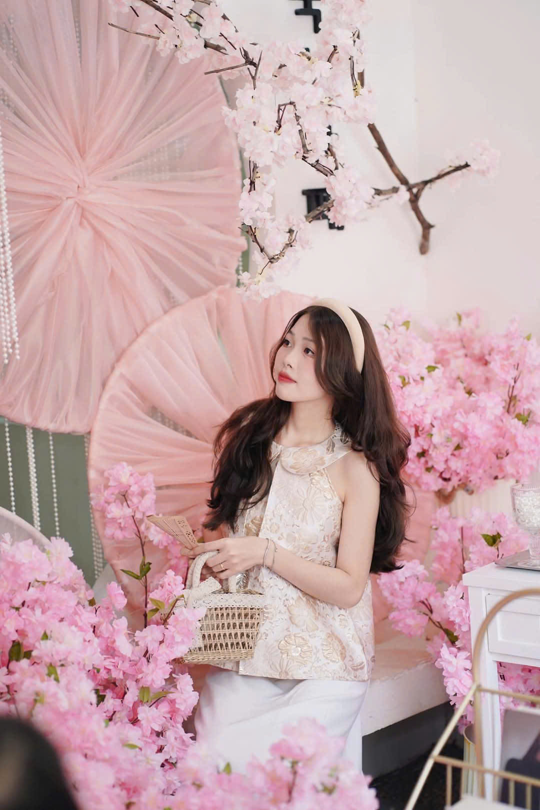 Bạn trẻ thích thú “thả dáng” bên những concept Tết do các quán cafe tỉ mỉ đầu tư, trang trí. (Ảnh: Như Phượng)