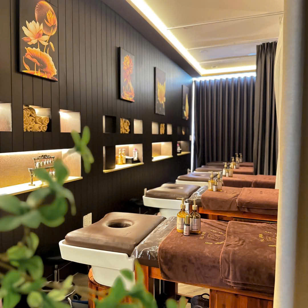 Chi phí gội đầu dưỡng sinh dao động từ 99.000 đồng đến 500.000 đồng tùy thuộc vào các dịch vụ đi kèm và chất lượng của salon. (Ảnh: Nhà Thị) Chi phí gội đầu dưỡng sinh dao động từ 99.000 đồng đến 500.000 đồng tùy thuộc vào các dịch vụ đi kèm và chất lượng của salon. (Ảnh: Nhà Thị)