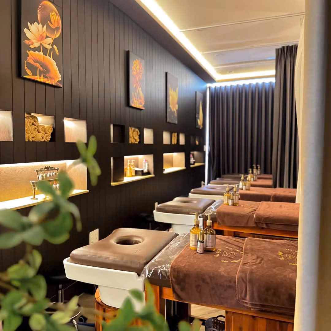 Chi phí gội đầu dưỡng sinh dao động từ 99.000 đồng đến 500.000 đồng tùy thuộc vào các dịch vụ đi kèm và chất lượng của salon. (Ảnh: Nhà Thị)