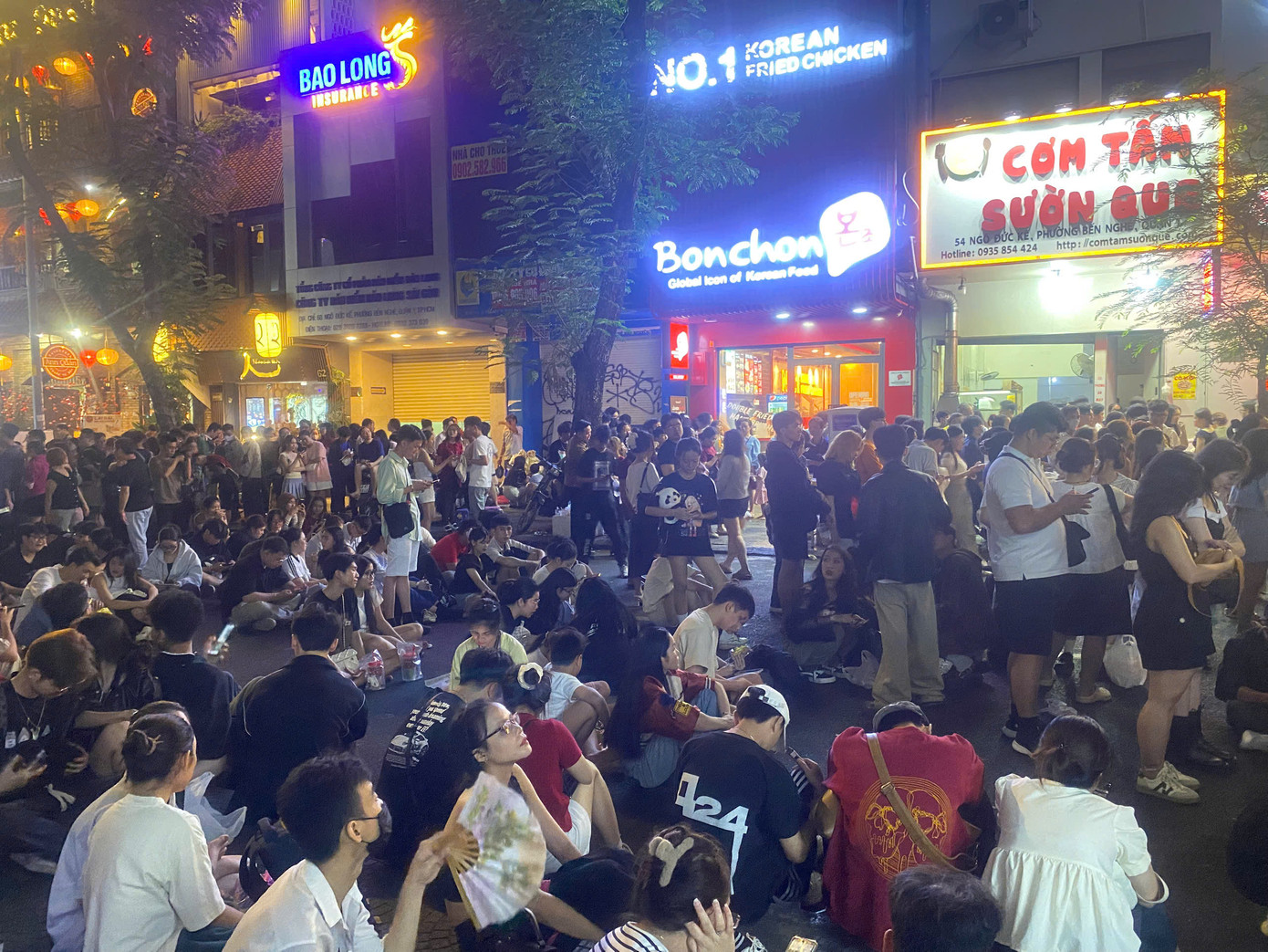 Nhiều bạn trẻ đã tập trung từ 5h - 6h chiều để có thể lựa chọn chỗ ngồi và chờ đợi các tiết mục biểu diễn của nghệ sĩ. Trong thời gian đêm nhạc diễn ra trên con đường Ngô Đức Kế giao với Phố đi bộ Nguyễn Huệ (Q. 1), với số lượng người dân TP. HCM tham gia đông đúc, các bạn trẻ vẫn thể hiện ý thức xếp hàng, giữ gìn trật tự đô thị, không chen lấn, xô đẩy.