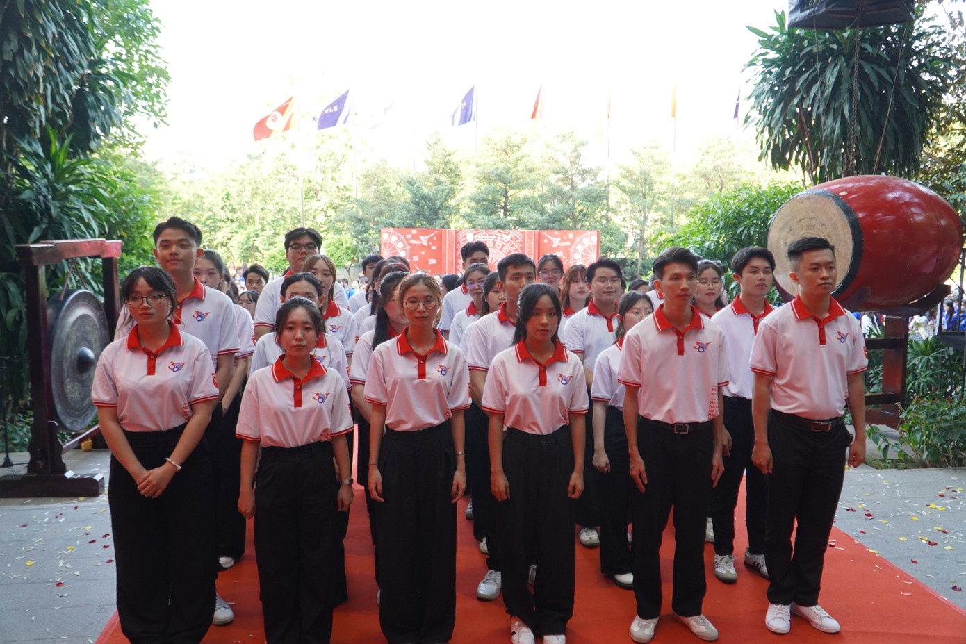 Các bạn sinh viên đợi vào dâng hương các vua Hùng.