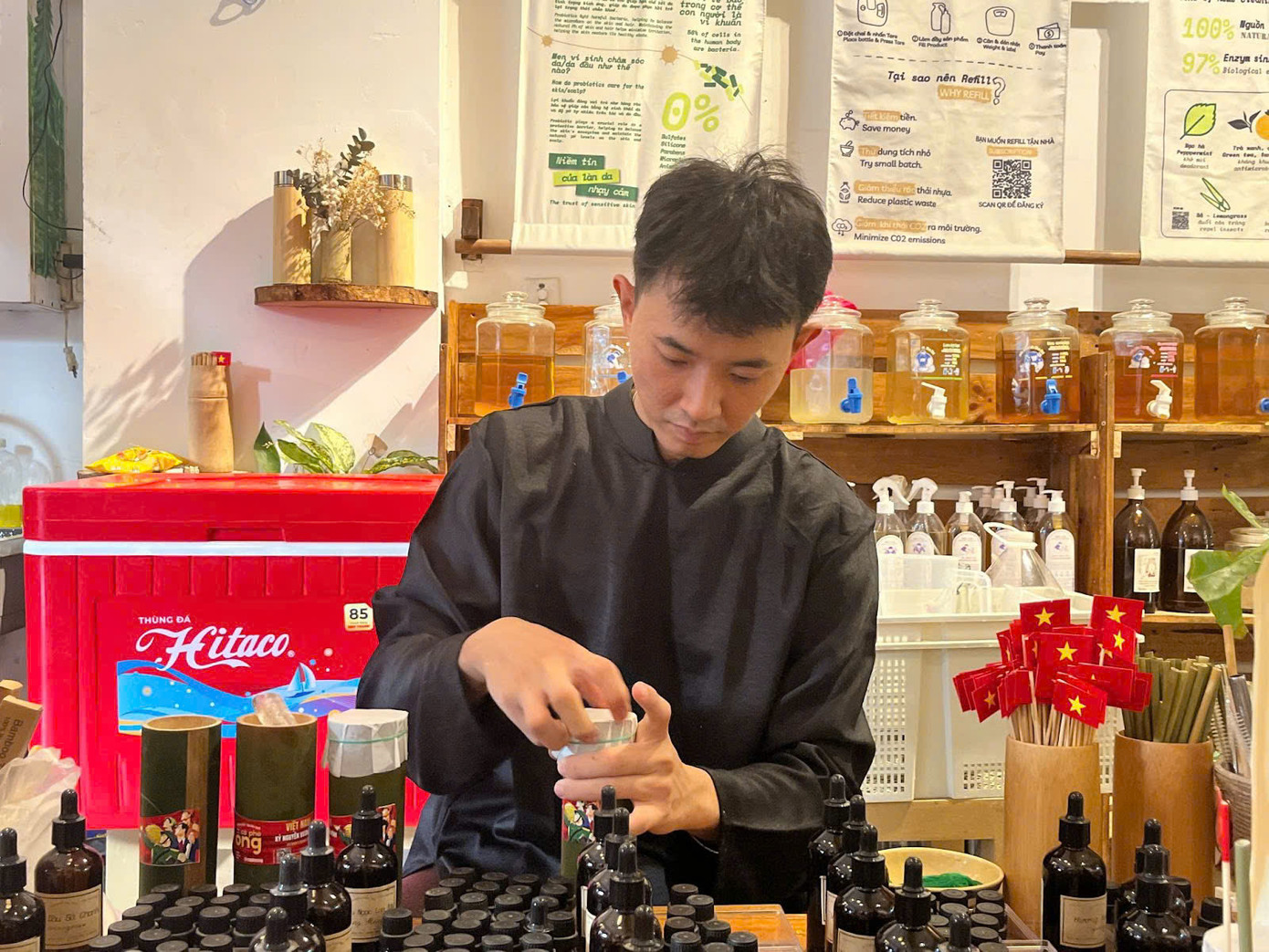 Chủ quán Nguyễn Huỳnh chăm chút từng ly cà phê ống tre gửi đến khách hàng. (Ảnh: Minh Thư) Chủ quán Nguyễn Huỳnh chăm chút từng ly cà phê ống tre gửi đến khách hàng. (Ảnh: Minh Thư)