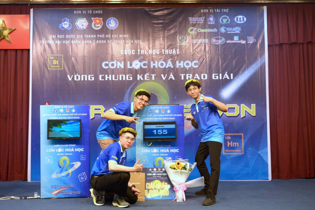 Hoài Anh tham gia nhiều cuộc thi học thuật và giành được không ít những giải thưởng.