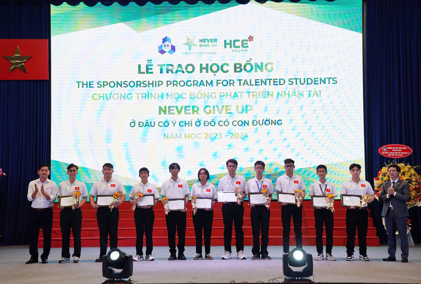 Hoài Anh nhiều lần nhận được học bổng khuyến khích học tập.