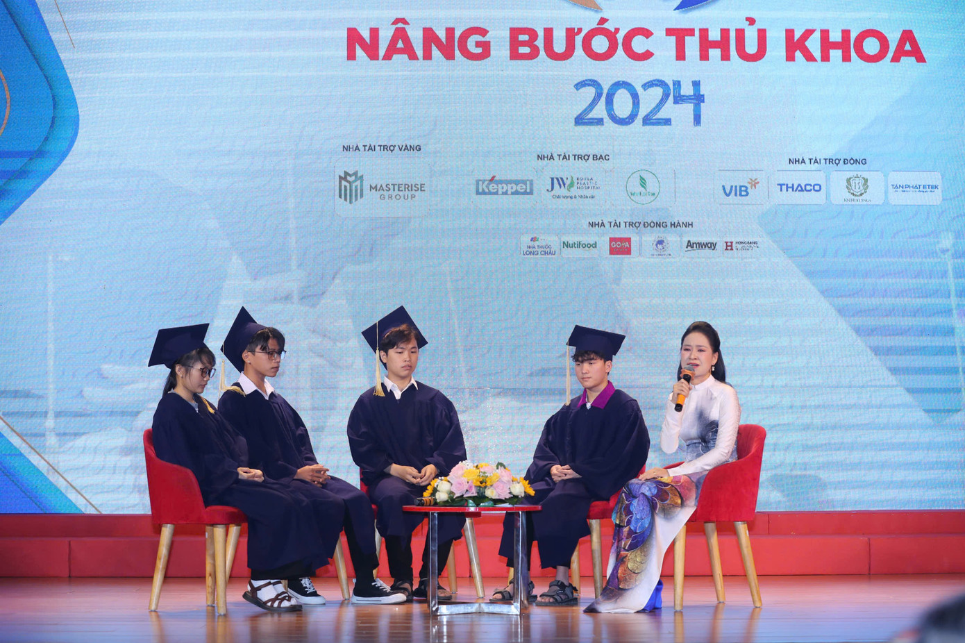 Bốn gương mặt sinh viên xuất sắc chia sẻ tại chương trình. Bốn gương mặt sinh viên xuất sắc chia sẻ tại chương trình.