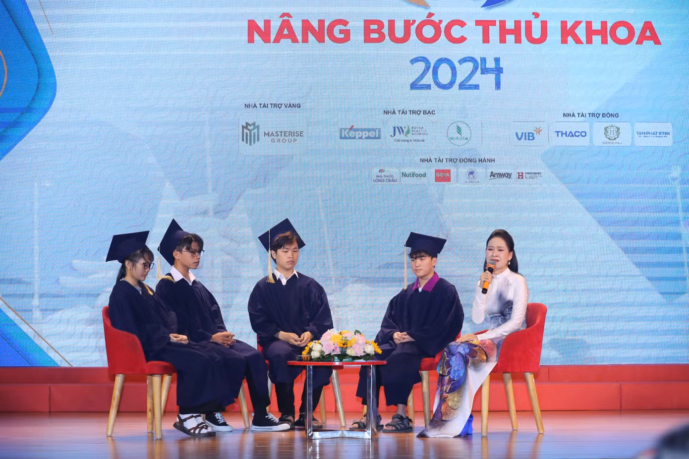Bốn gương mặt sinh viên xuất sắc chia sẻ tại chương trình.