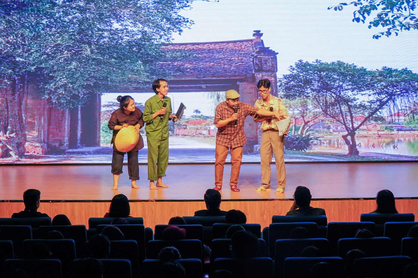 Sinh viên tái hiện lại vở 'Bệnh sĩ 'của tác giả Lưu Quang Vũ. Sinh viên tái hiện lại vở 'Bệnh sĩ 'của tác giả Lưu Quang Vũ.