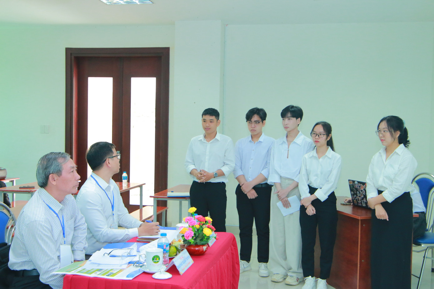 Nhóm trình bày trước Hội đồng Giám khảo cuộc thi Euréka 2024.