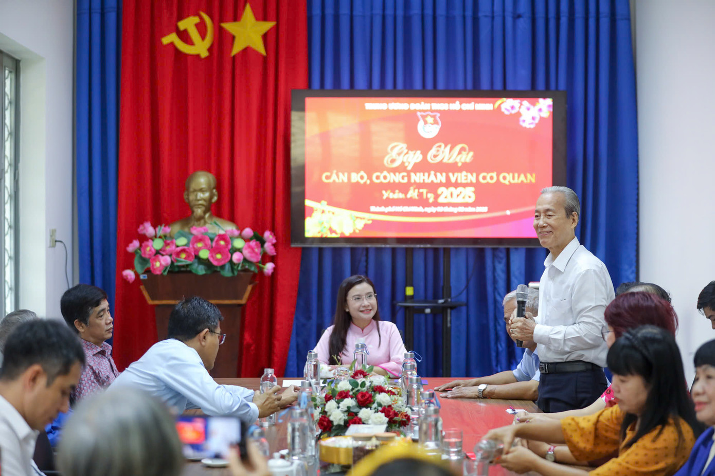 Các cựu cán bộ Đoàn qua các thời kỳ phát biểu tại buổi gặp mặt.