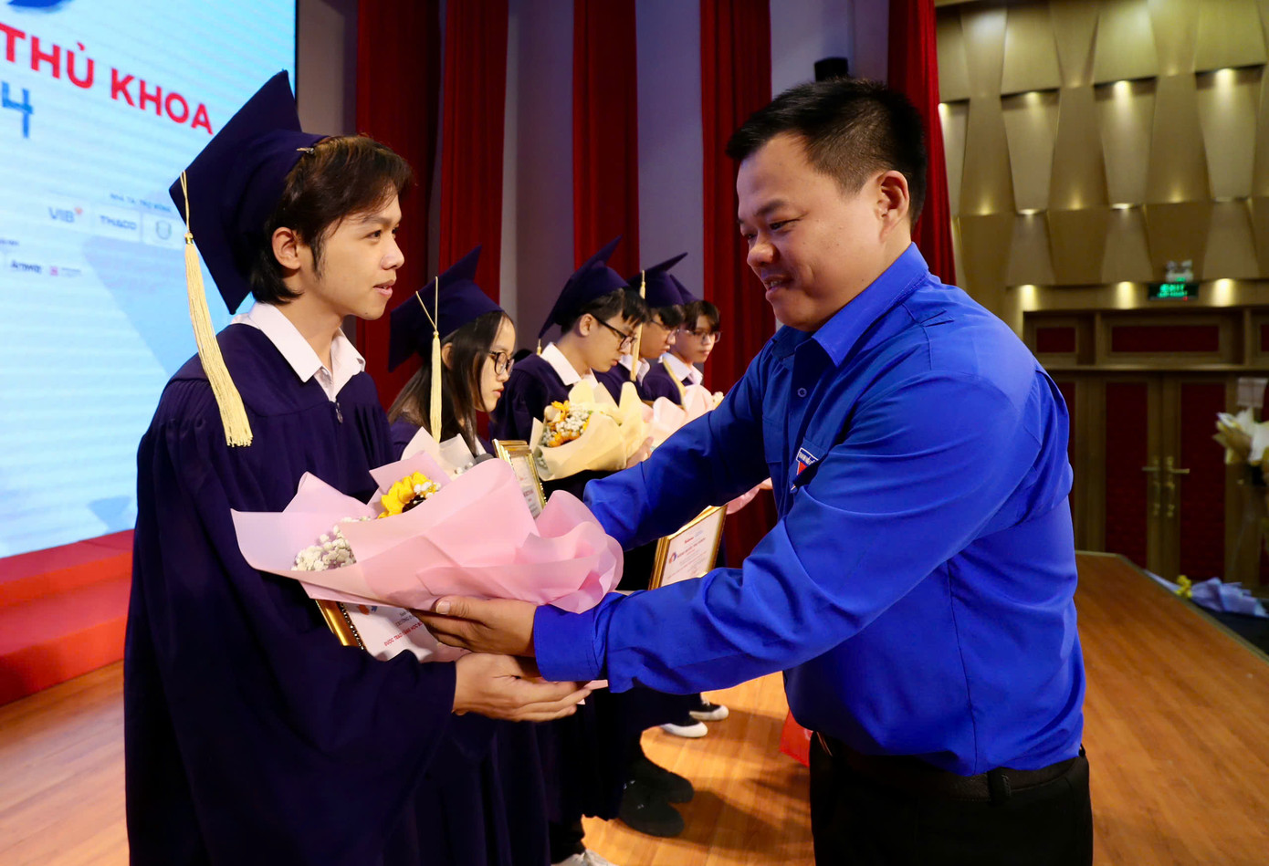 Anh Nguyễn Hải Nam - Phó Chánh văn phòng T.Ư Đoàn trao học bổng 'Nâng bước thủ khoa' cho sinh viên. Anh Nguyễn Hải Nam - Phó Chánh văn phòng T.Ư Đoàn trao học bổng 'Nâng bước thủ khoa' cho sinh viên.