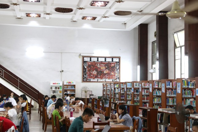Thư viện của các trường cũng là không gian lý tưởng cho các bạn trẻ tránh nóng. Thư viện của các trường cũng là không gian lý tưởng cho các bạn trẻ tránh nóng.