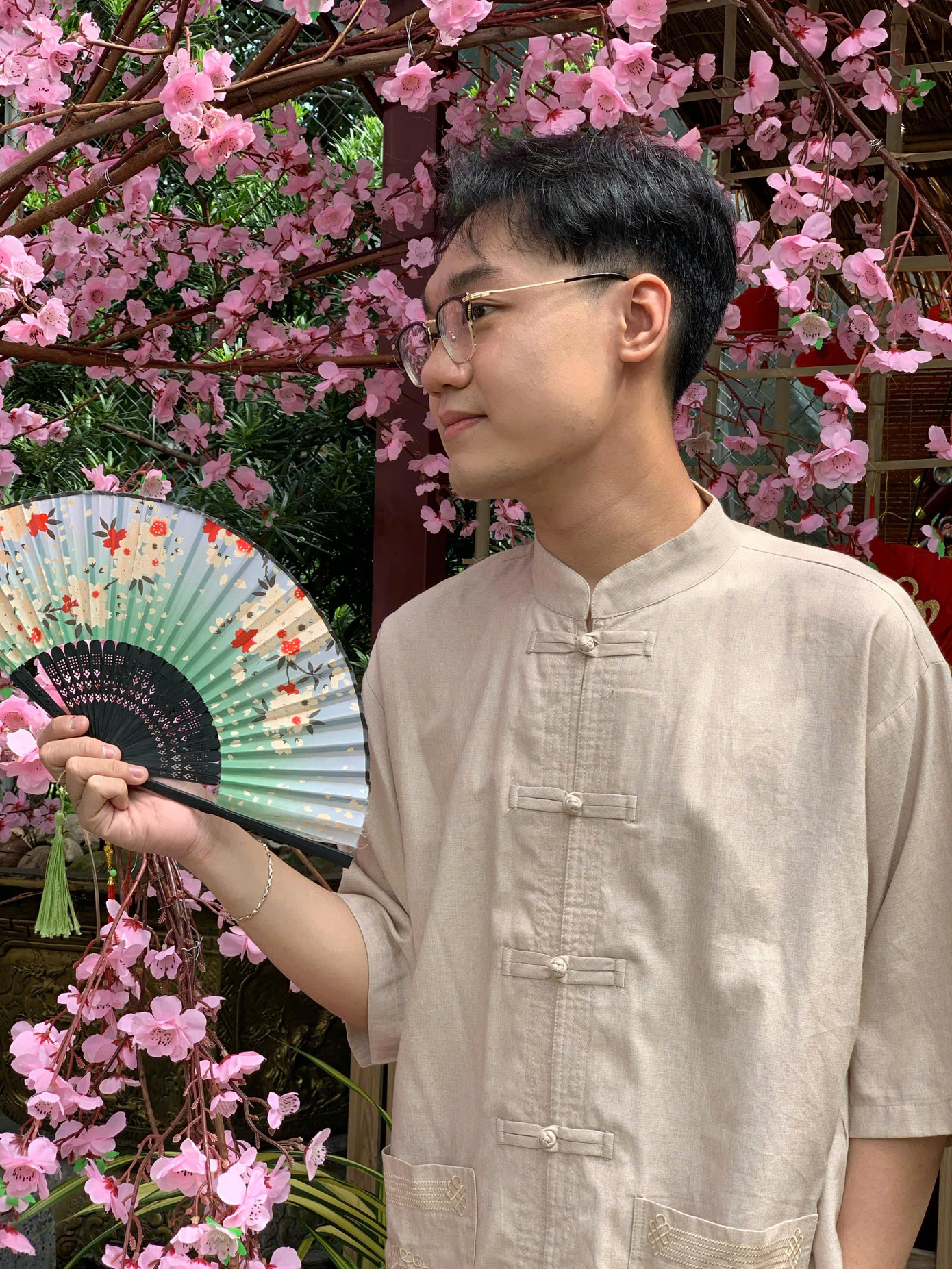 “Mỗi năm mình đều chụp một bức ảnh kỷ niệm khi đi chùa để lưu lại khoảnh khắc đầu Xuân. Mình tin rằng, khởi đầu năm mới với tâm trạng vui vẻ thì cả năm sẽ nhiều điều tốt đẹp”, Tuấn Kiệt (2002, trường ĐH Hoa Sen) bày tỏ cảm xúc khi đến chùa Pháp Vân (Q. Tân Phú) hằng năm.