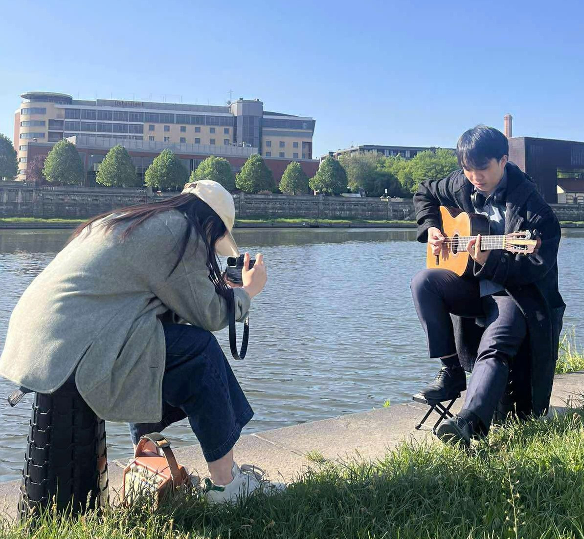 Các bạn trẻ đang kiểm tra thiết bị và nhạc cụ trước khi vào phần trình diễn. Các bạn trẻ đang kiểm tra thiết bị và nhạc cụ trước khi vào phần trình diễn.