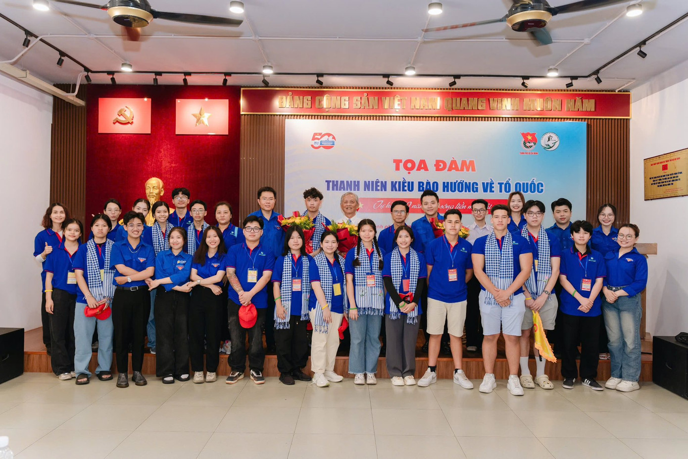 Các thanh niên kiều bào đã cùng tham dự Tọa đàm &apos;Thanh niên kiều bào hướng về Tổ quốc - Tự hào 50 năm non sông nối liền một dải&apos;. (Ảnh: TLTĐ)