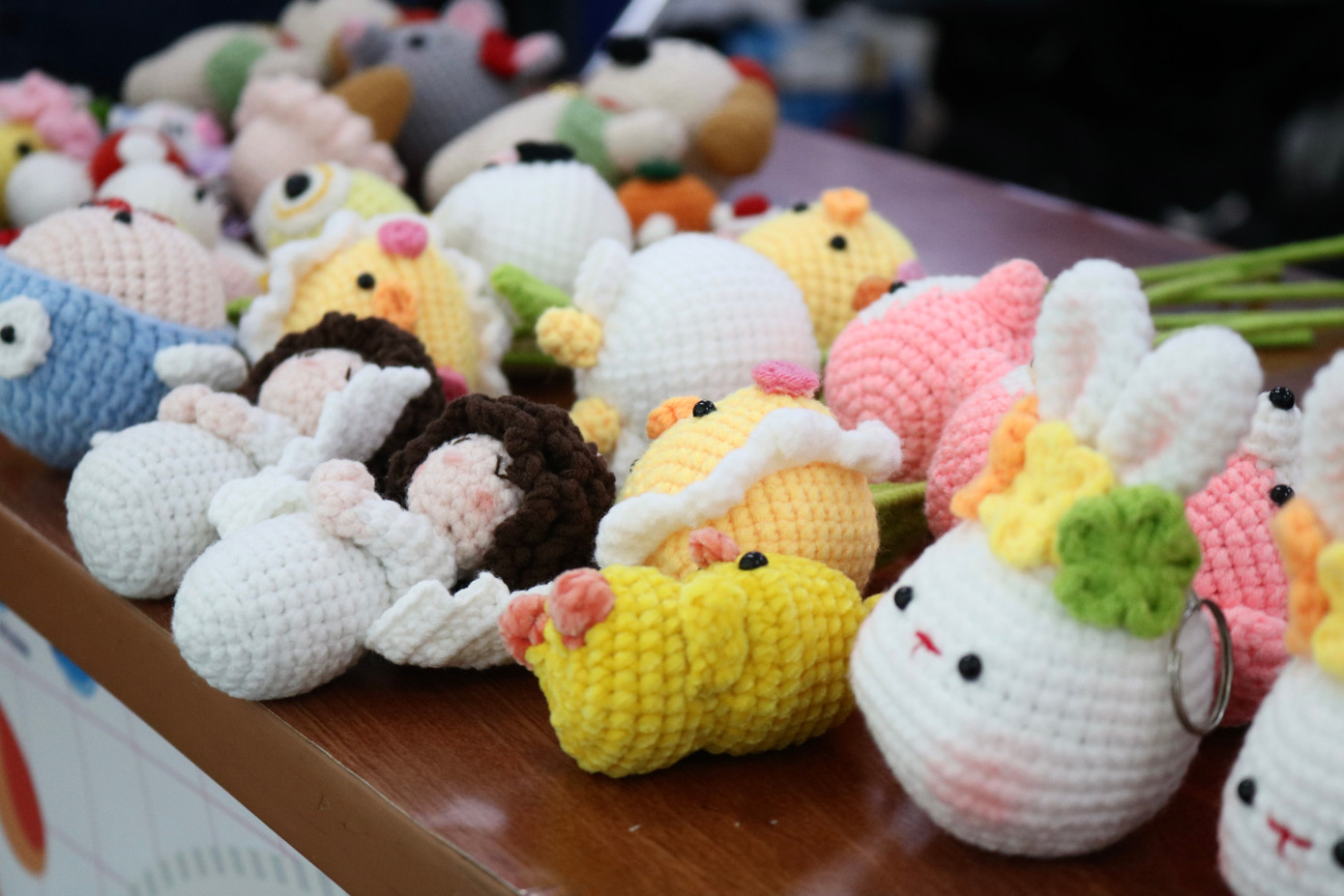 Những món hàng gây quỹ là cột tóc, vòng tay, quạt, bánh kẹo, hoặc những sản phẩm do chính các tình nguyện viên làm nên.